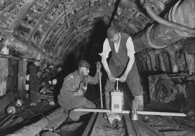 The world of miners. Miners’ work in old photographs